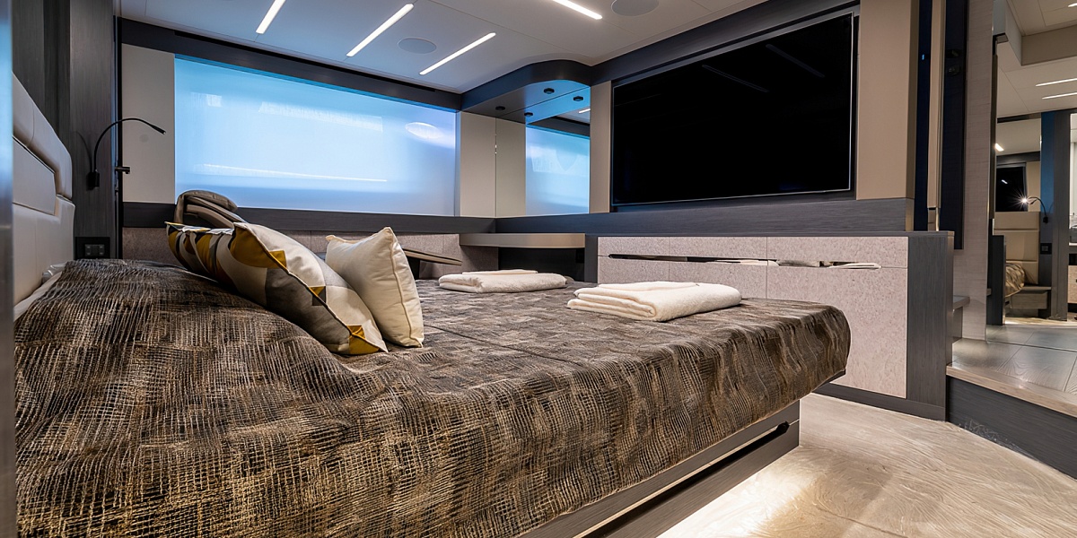 Продается моторная яхта PERSHING 8X 2022г.